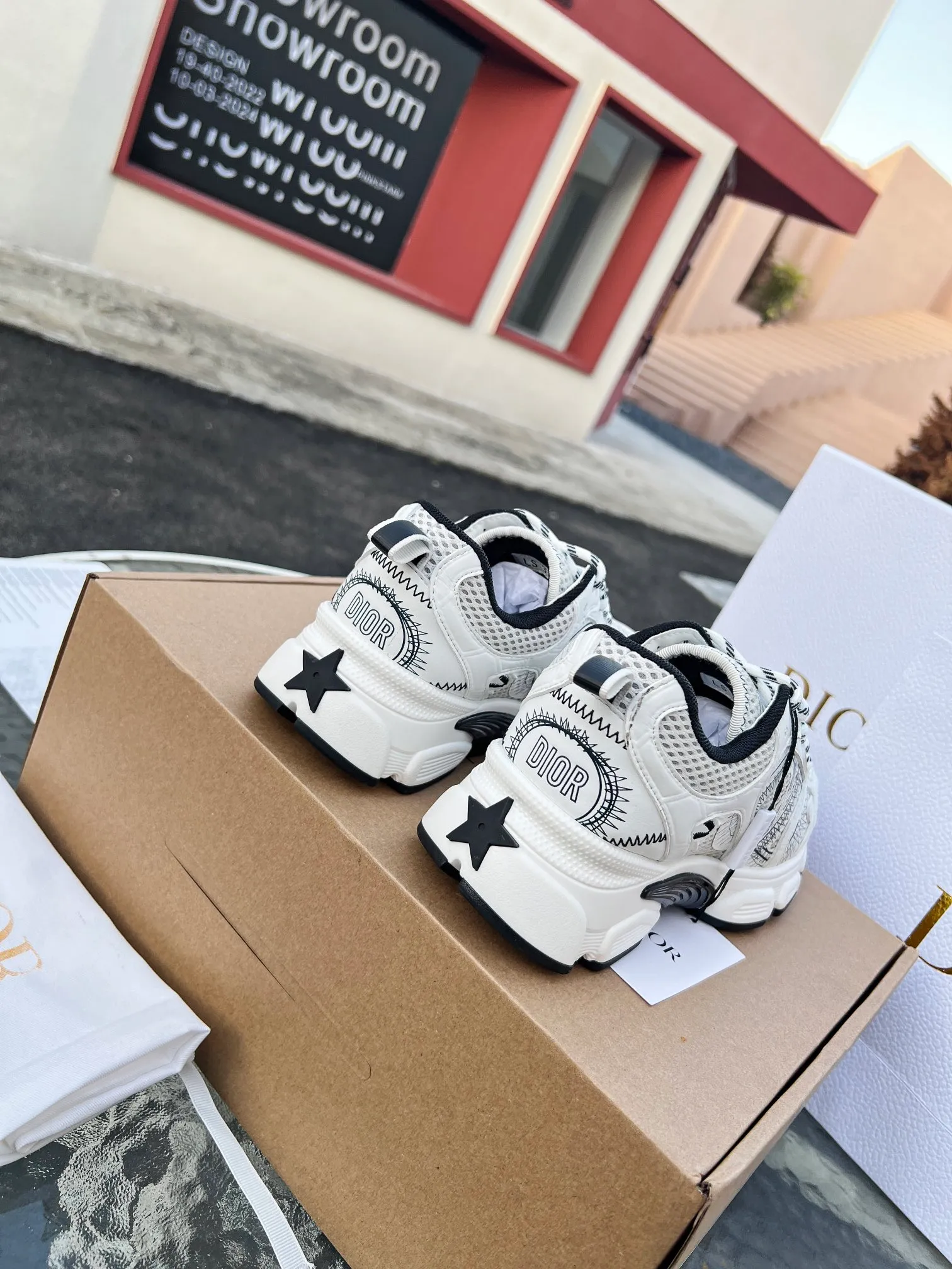 👟👟Ex-factory price 600👟👟 High version couple model🍸 Dior Dior | 2024 ˢˢDilraba, many stars have the same style. L’s 2024 spring and summer new products. The latest popular Chrono series, thick-soled mesh color-blocking running shoes, dad shoes, casual sports shoes series〰 Original purchase, development and production👍🏻This Dior Chrono sneaker is made of white and black mesh fabric with leather effect panels. The CD logo on both sides, the star patch on the tongue and the Dior logo on the heel, many details highlight the style. The two-tone laces, lightweight sole and star embellishment allow for a casual look all year round, complementing a variety of casual or elegant pieces. ♺Upper: Original imported first-layer cowhide + mesh ♺Inner lining: Original customized breathable lining ♺Outsole: Original molded EVA super light and super soft outsole ♺Heel height: 4.5cm ♺Size: Female 35-41 Male 39-45 (Female 40.41 Male 45 customized)